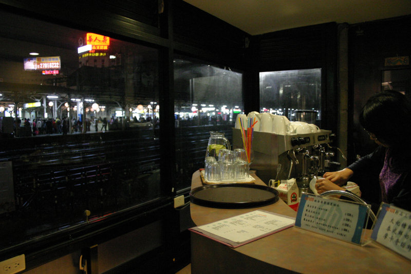 台中20號倉庫藝術特區藝術村2003年至2006年加崙工作室(大開劇團)時期夜晚的咖啡廳景緻攝影照片1
